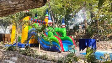 Un parque acuático inflable con toboganes y una piscina.