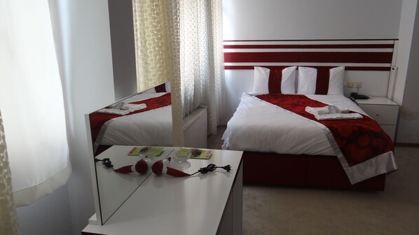 Minibar, Schreibtisch, kostenloses WLAN