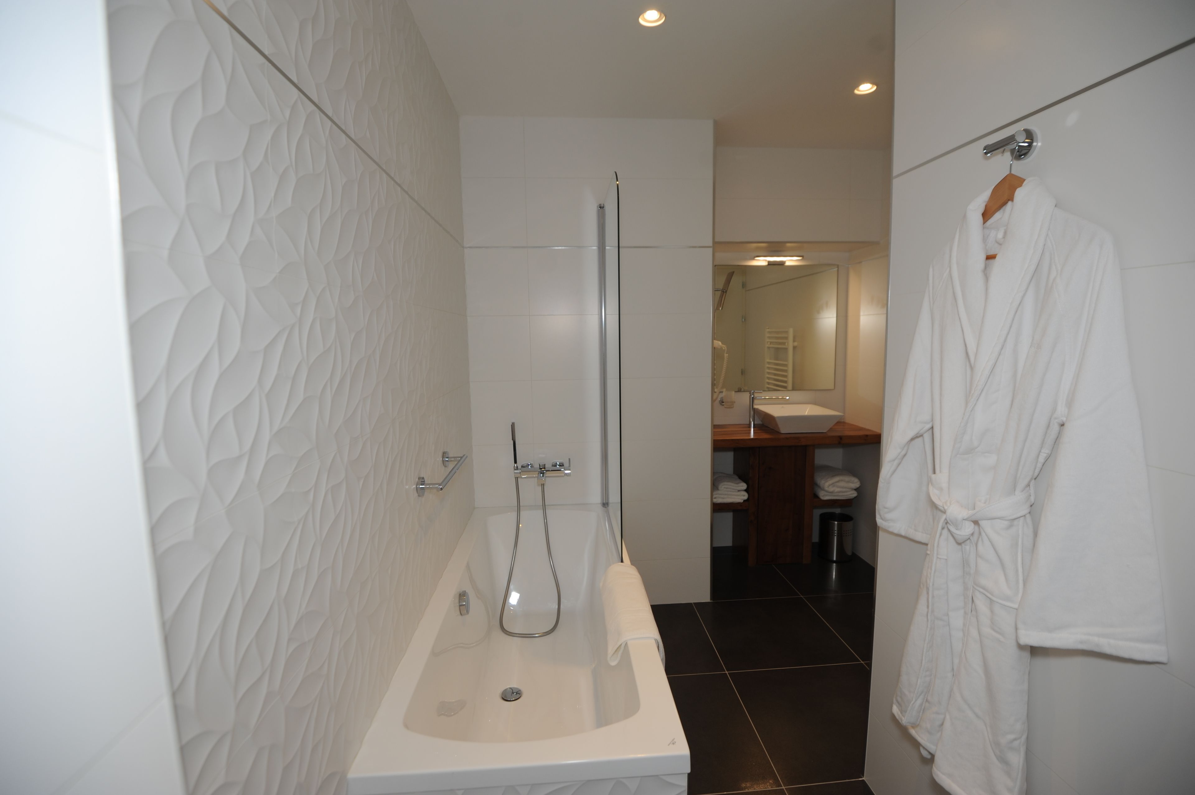 junior suite, park view | bathroom | free toiletries, hair dryer, bathrobes, slippers