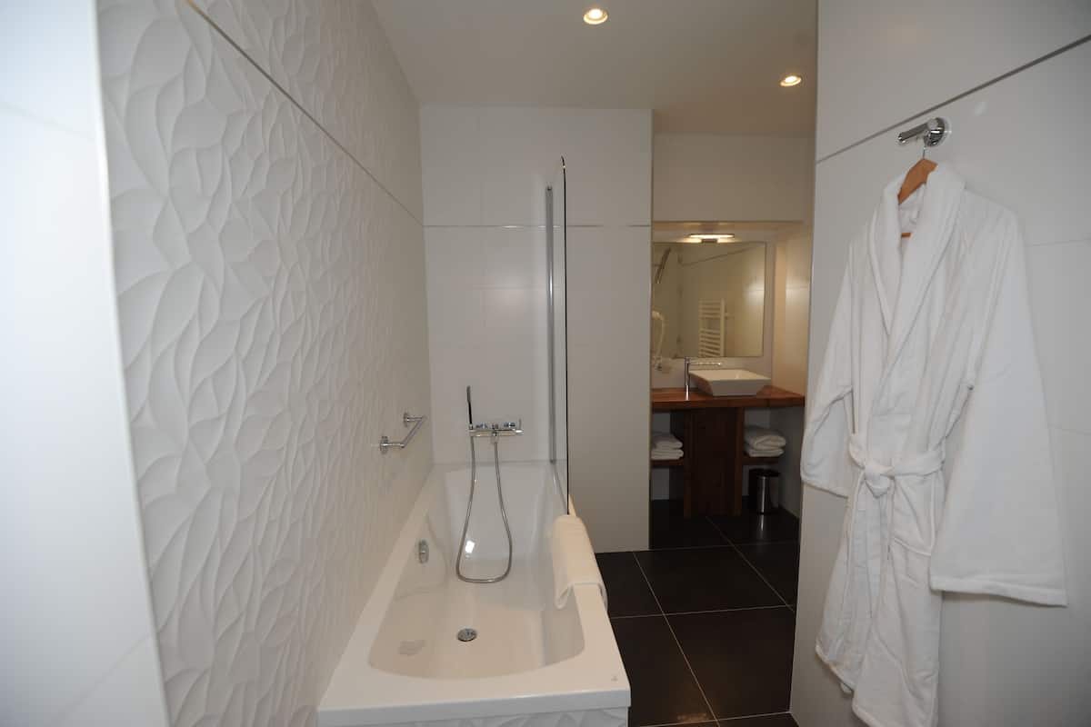 junior suite, park view | bathroom | free toiletries, hair dryer, bathrobes, slippers