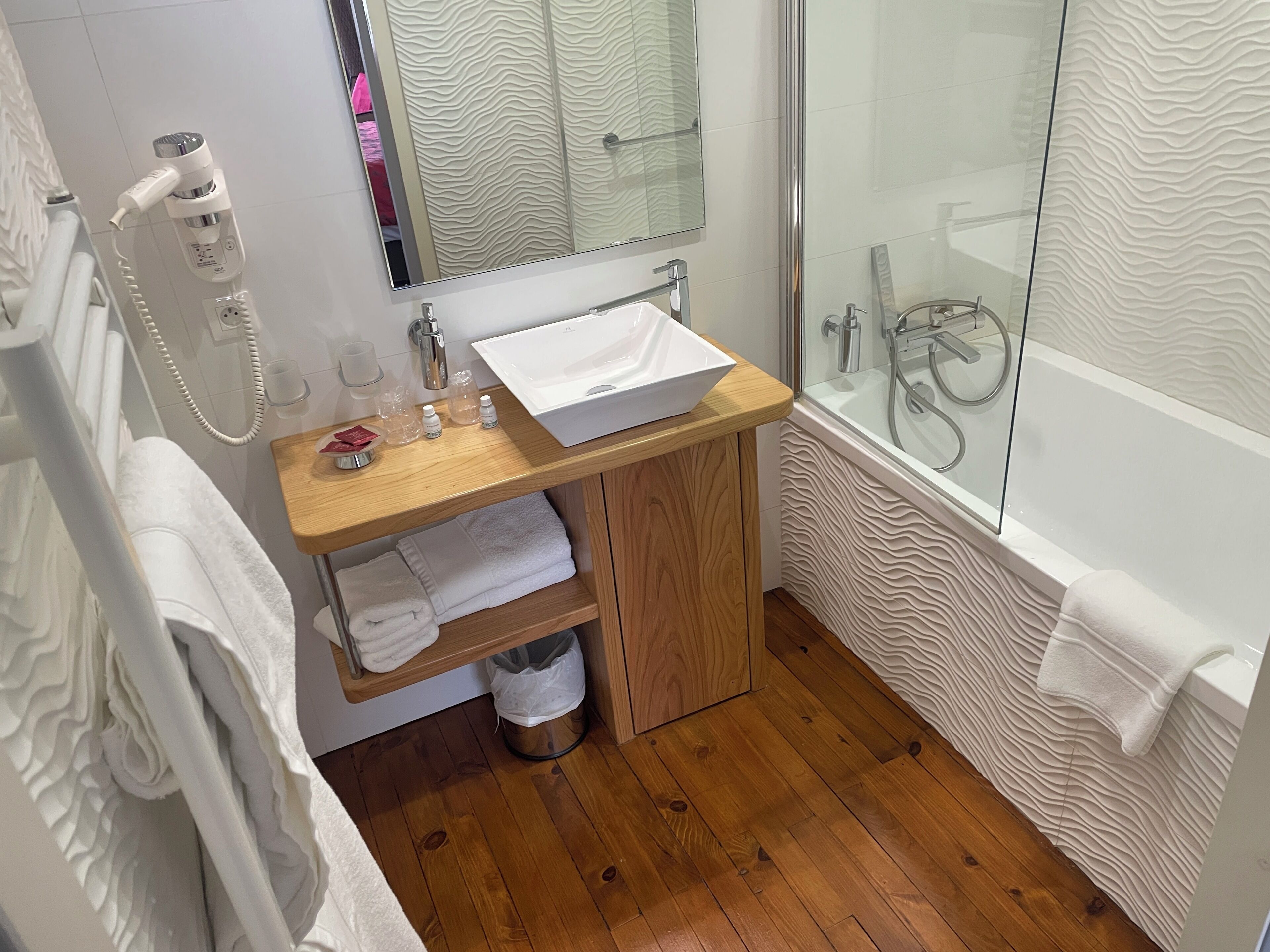 deluxe double room | bathroom | free toiletries, hair dryer, bathrobes, slippers