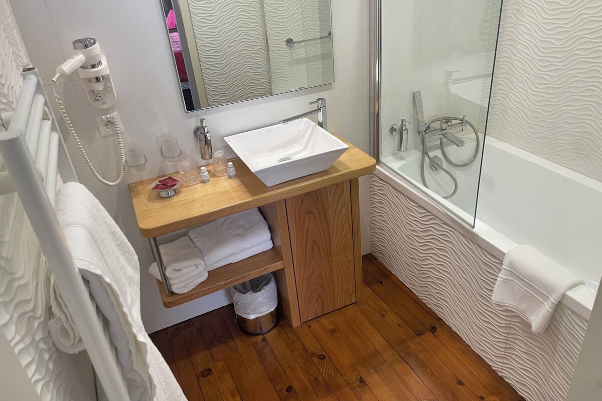 deluxe double room | bathroom | free toiletries, hair dryer, bathrobes, slippers