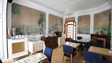 Sarapan prasmanan setiap hari (EUR 15.00 per orang)