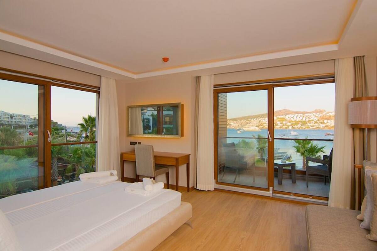 deluxe double room, sea view | 1 bedroom, premium bedding, minibar, in-room safe