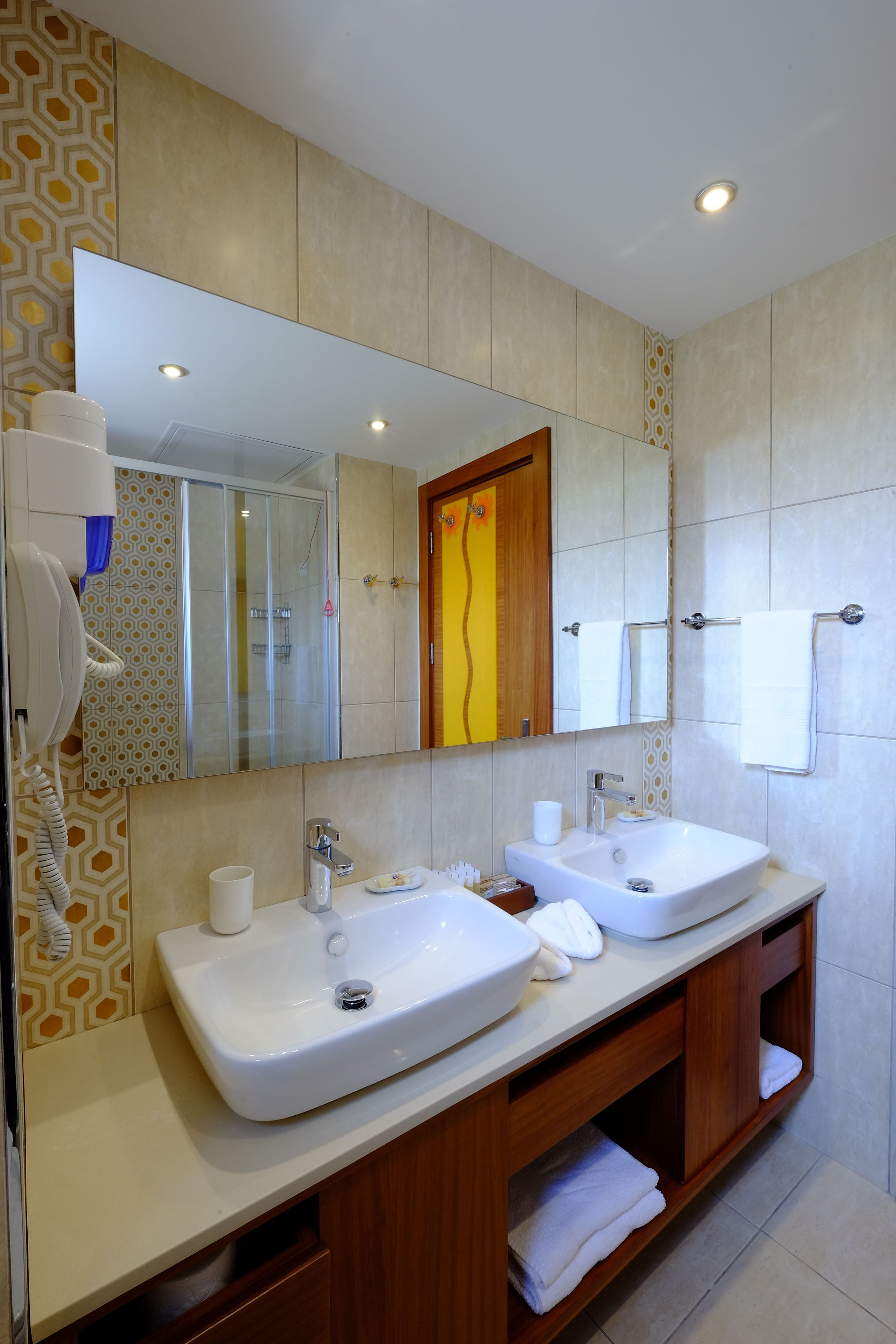 deluxe double room, sea view | bathroom | shower, free toiletries, hair dryer, slippers