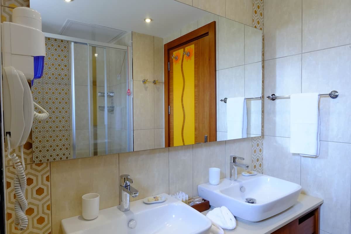 deluxe double room, sea view | bathroom | shower, free toiletries, hair dryer, slippers
