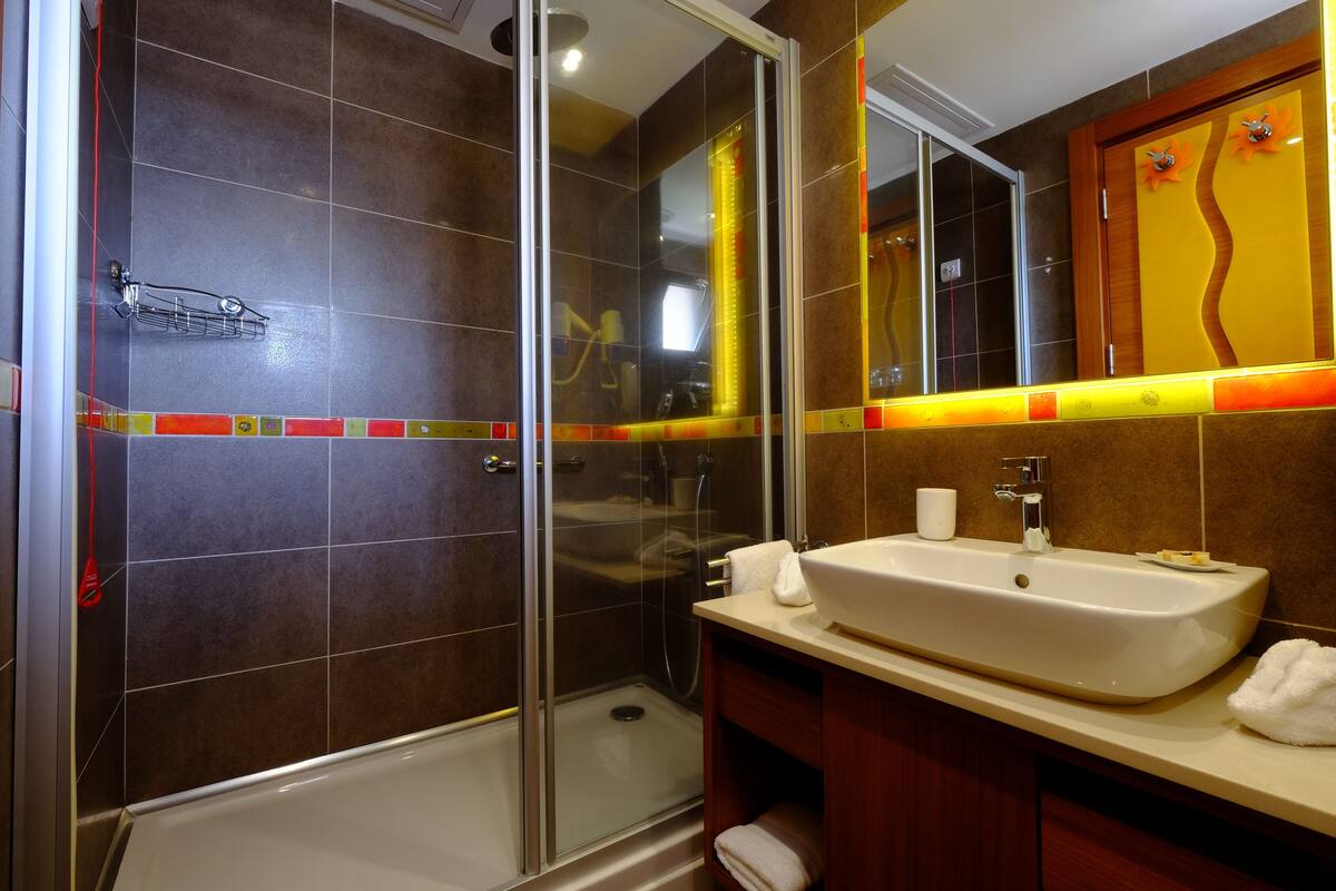 standard double or twin room | bathroom | shower, free toiletries, hair dryer, slippers