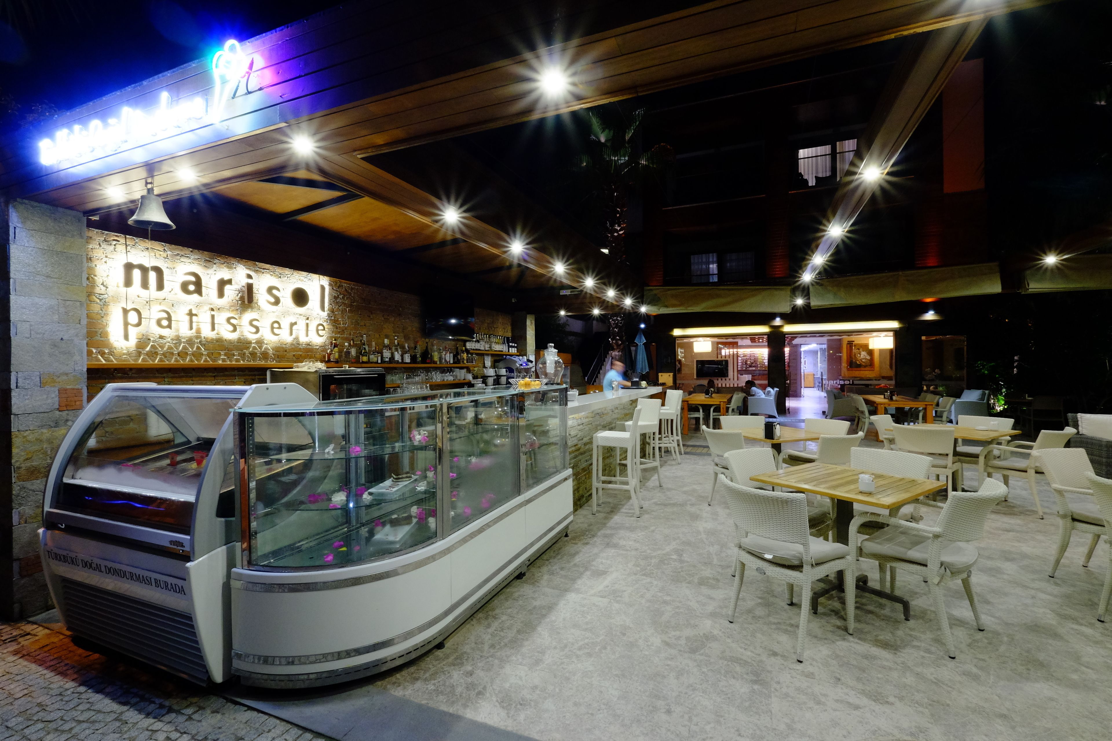 Mặt tiền nơi lưu trú - ban đêm