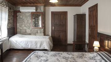 Standard Triple Room | Desk, free WiFi