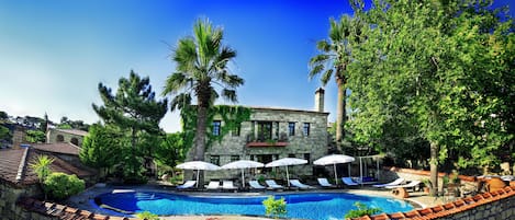 Outdoor pool, open 10:00 AM to 7:00 PM, pool umbrellas, pool loungers