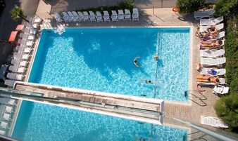 Una piscina al aire libre de temporada