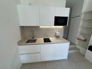 Superior studio, balkon | Privékeuken | Een koelkast, een magnetron, een kookplaat, een vaatwasser