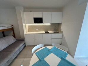 Superior studio, balkon | Privékeuken | Een koelkast, een magnetron, een kookplaat, een vaatwasser