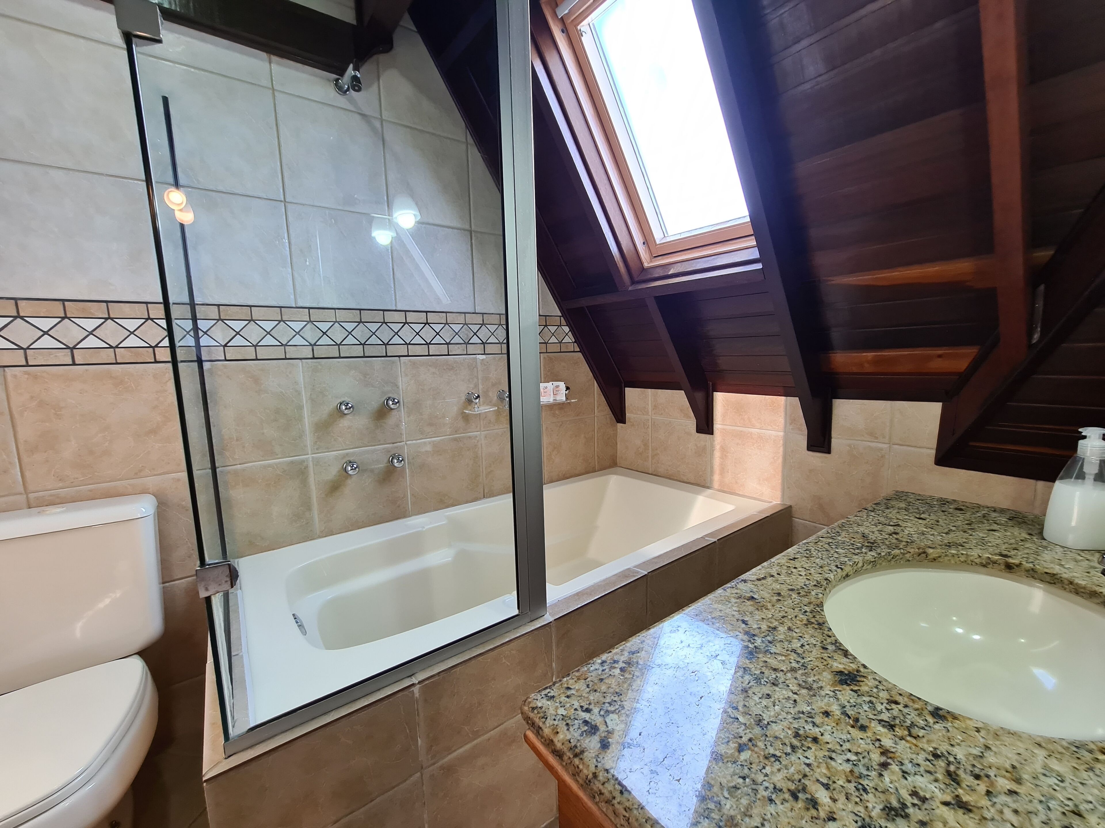premium suite | bathroom | shower, free toiletries, hair dryer, bidet
