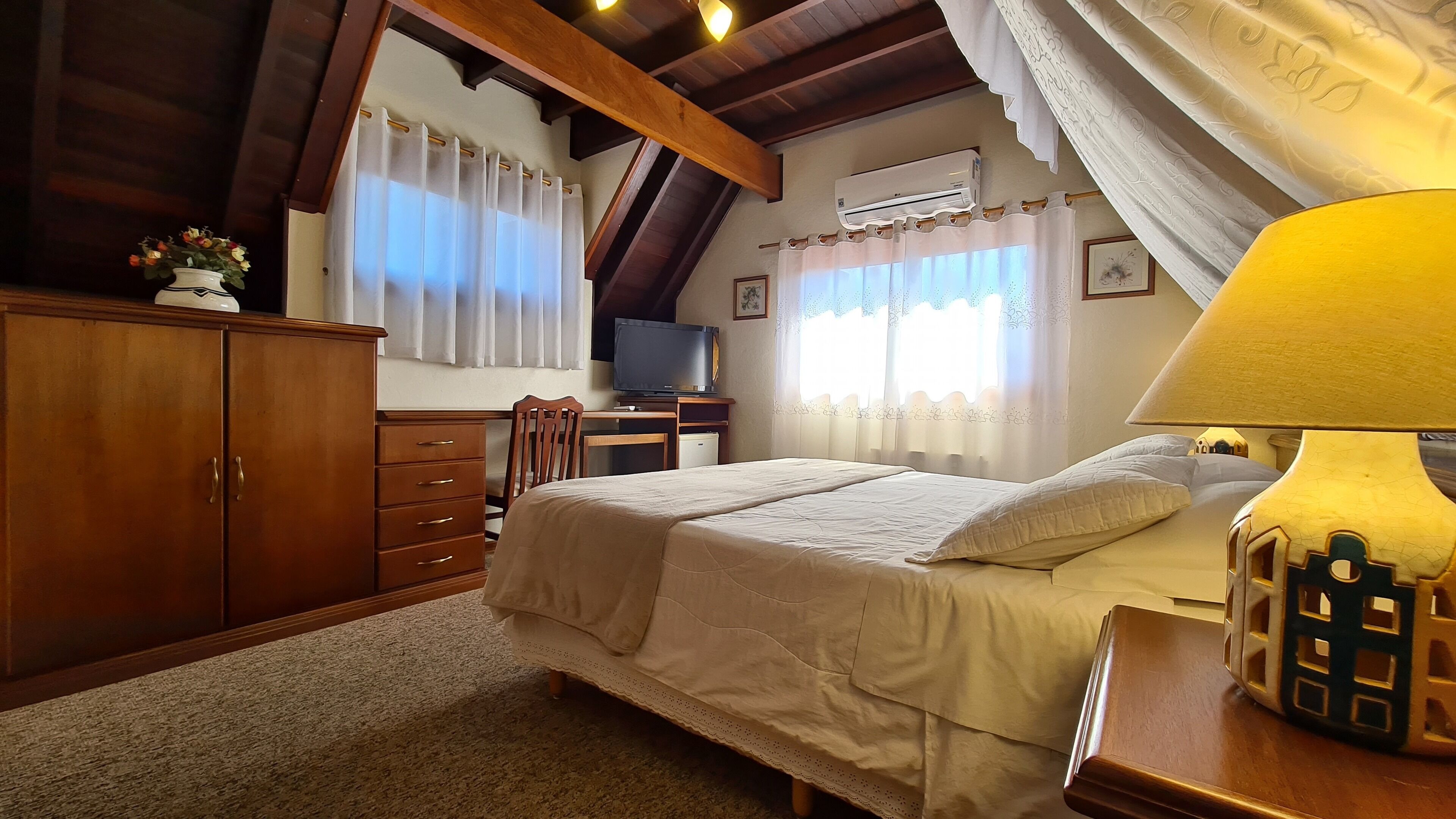 luxury studio suite | minibar, soundproofing, free wifi, bed sheets