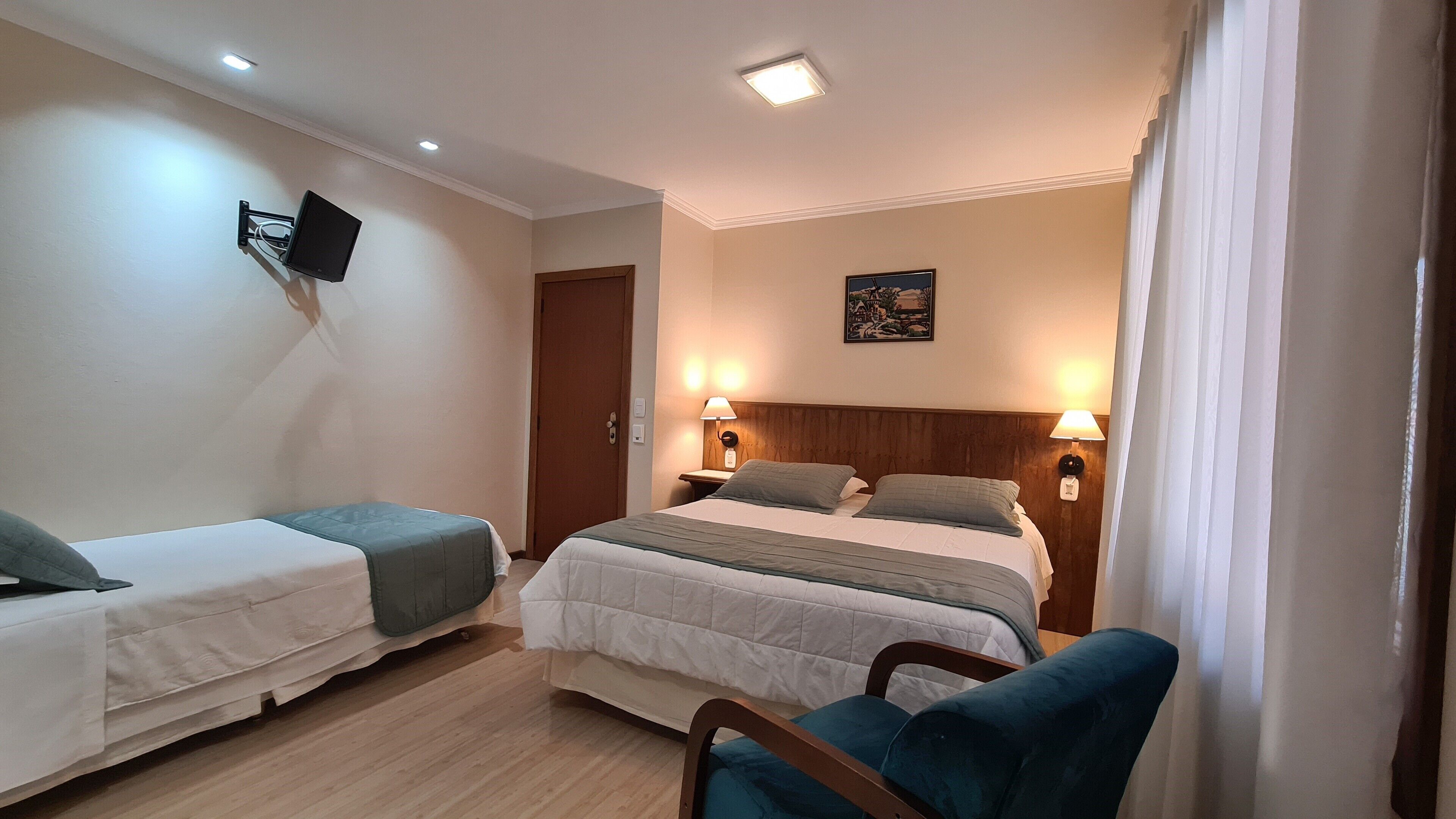 family room | minibar, soundproofing, free wifi, bed sheets