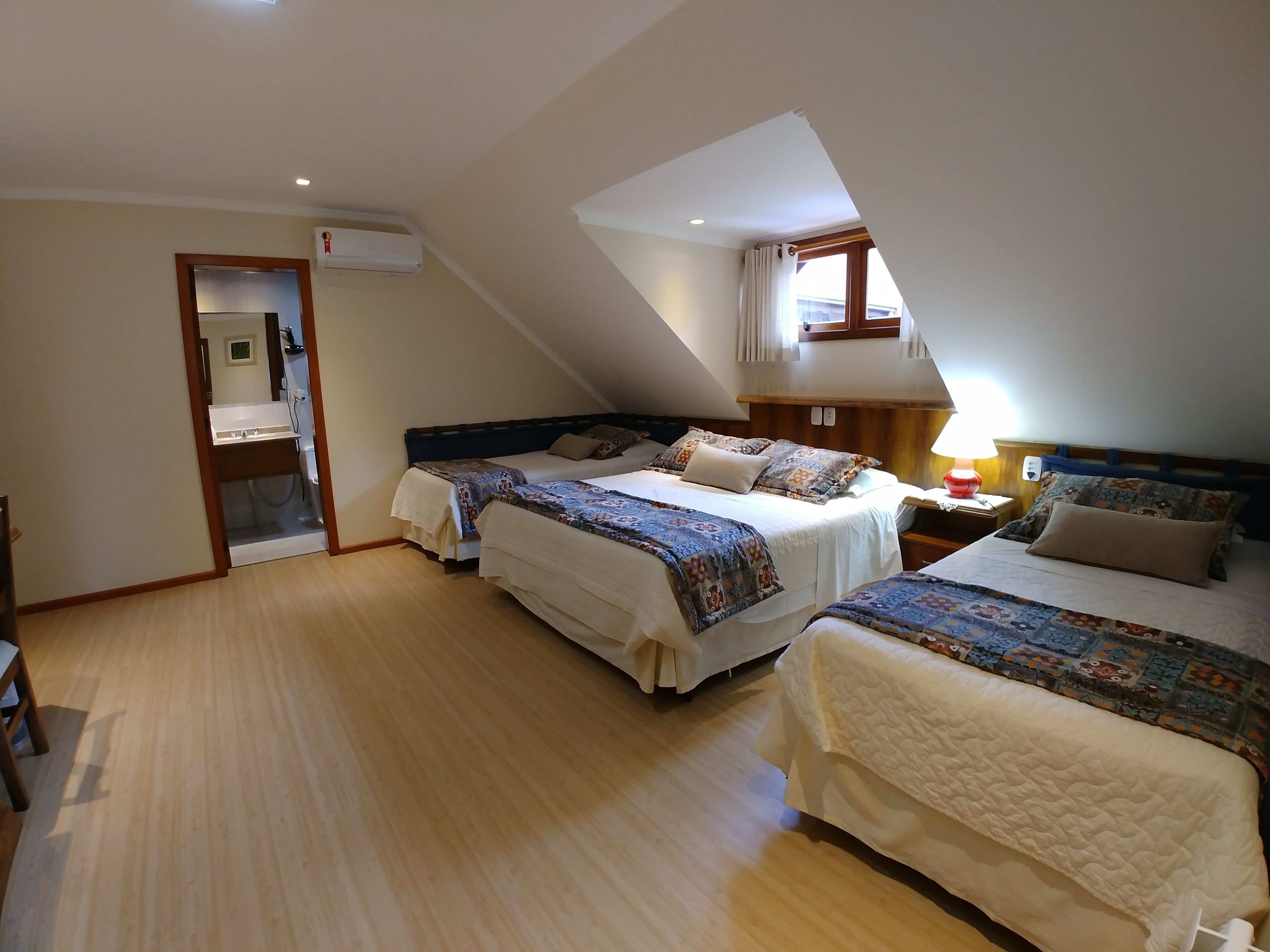 family room | minibar, soundproofing, free wifi, bed sheets