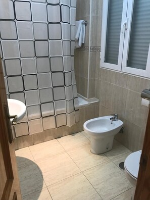 Free toiletries, hair dryer, towels - Hostal 82 (Olias del Rey)