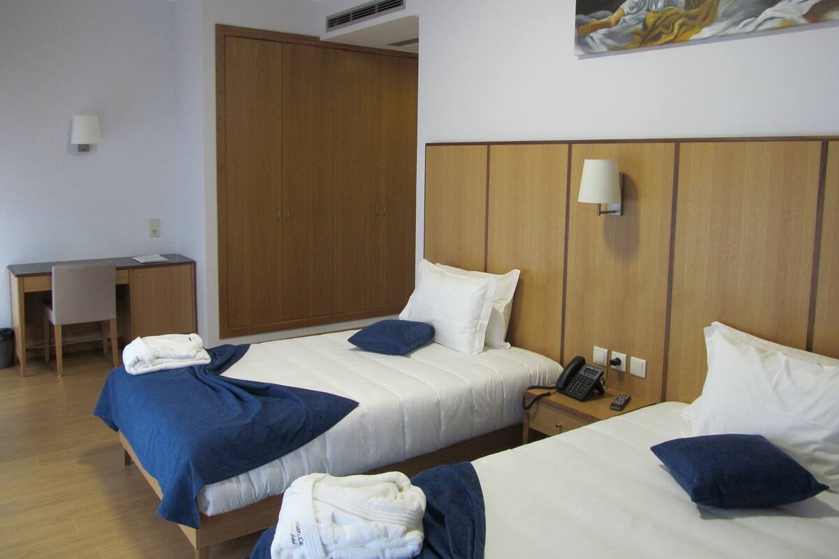 Dobbelt- eller tomannsrom | Minibar, safe på rommet, skrivebord og blendingsgardiner