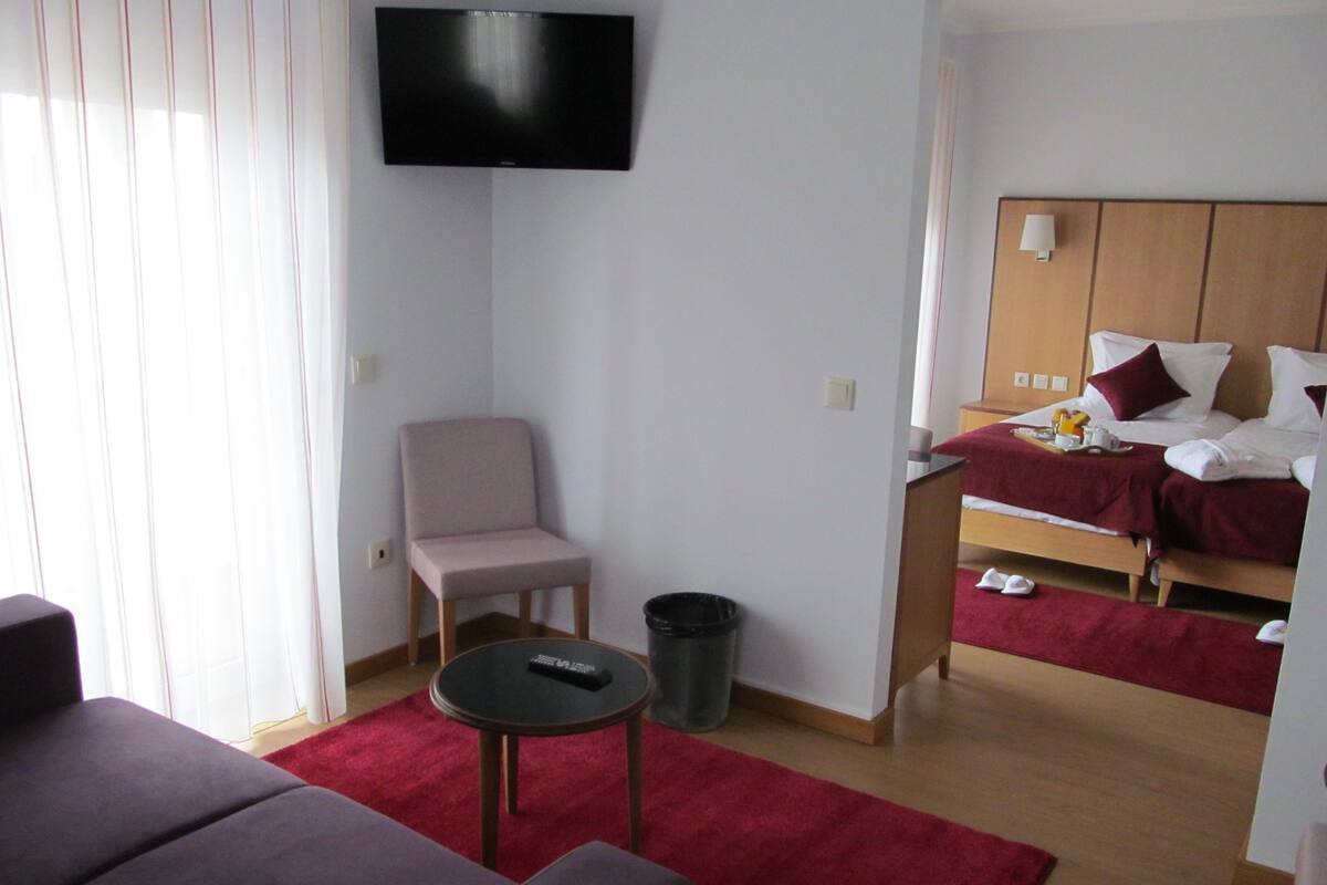 Suite, fjellutsikt | Minibar, safe på rommet, skrivebord og blendingsgardiner