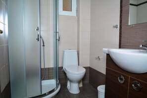 Shower, hair dryer, towels - Hotel Hermes (Katerini)