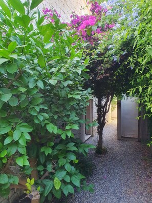 Cift Kisilik Bahce Kati Odasi | 高級寝具、セーフティボックス (室内)、客室ごとに異なる装飾、WiFi (無料)