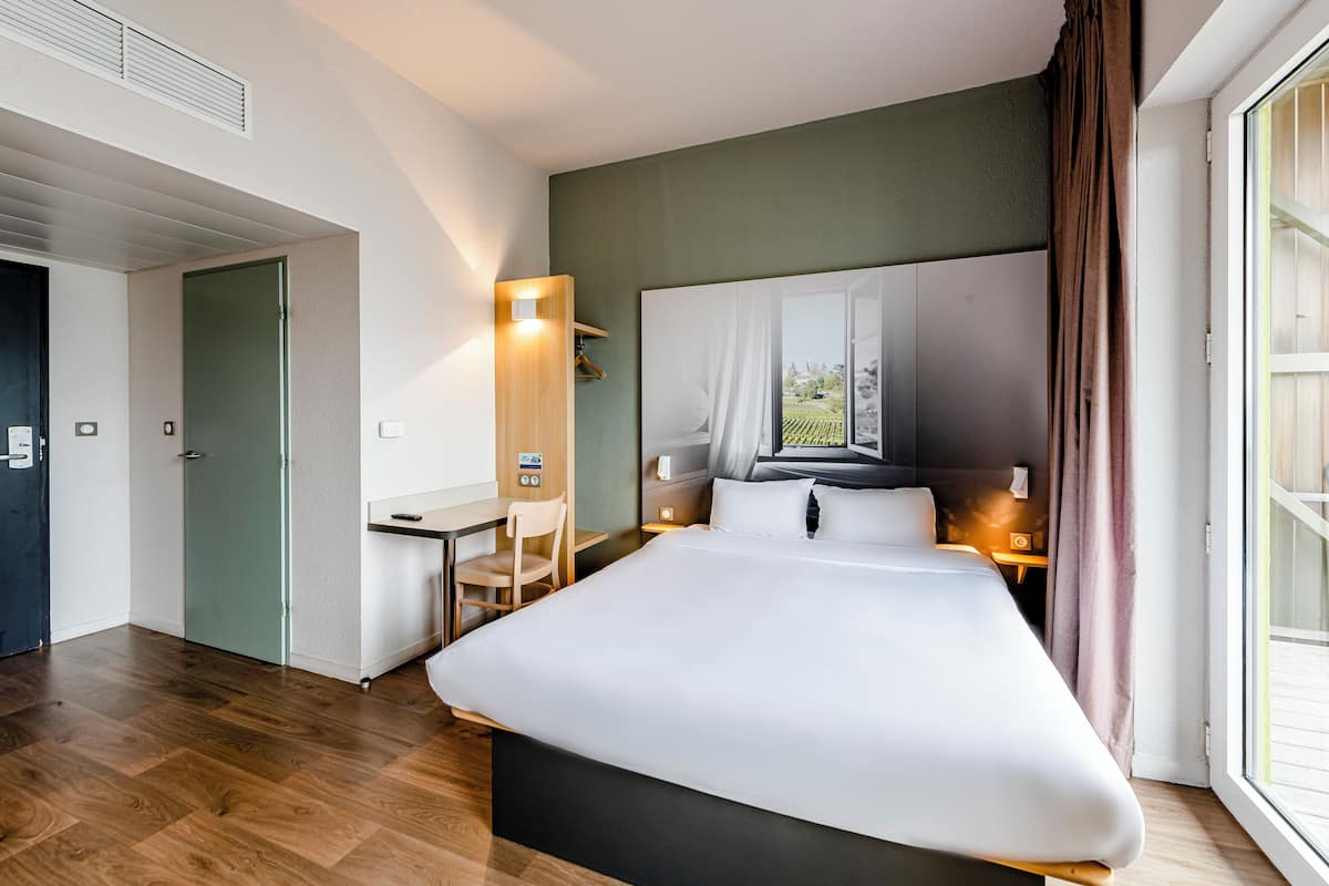 1 bedroom, desk, laptop workspace, blackout curtains