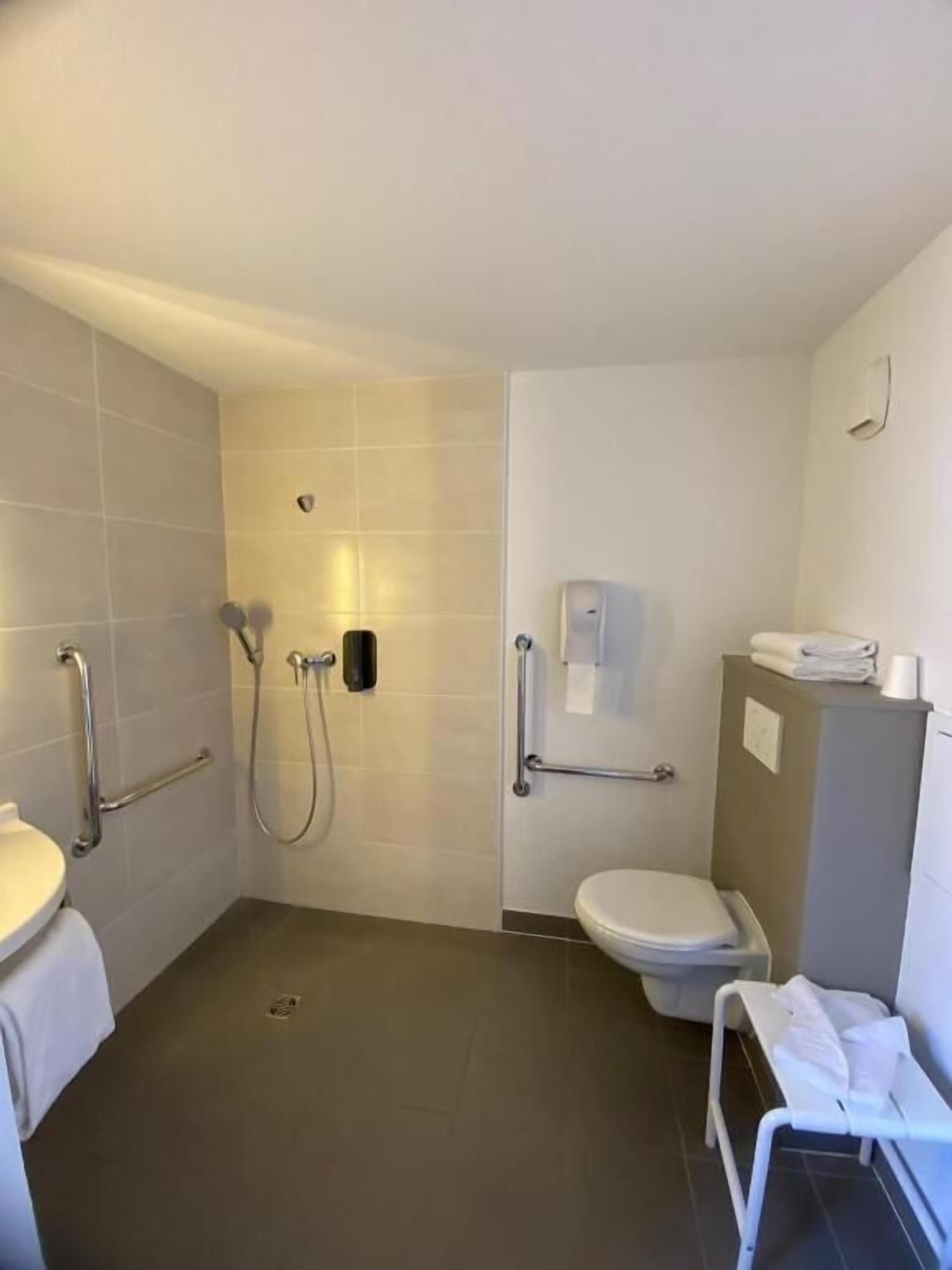 triple room, accessible, non smoking | bathroom | shower, towels, soap, toilet paper