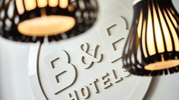 Señal de un hotel B&B con un diseño circular y un moderno aplique colgante.