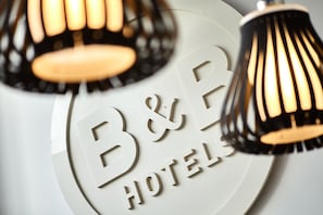 Señal de un hotel B&B con un diseño circular y un moderno aplique colgante.
