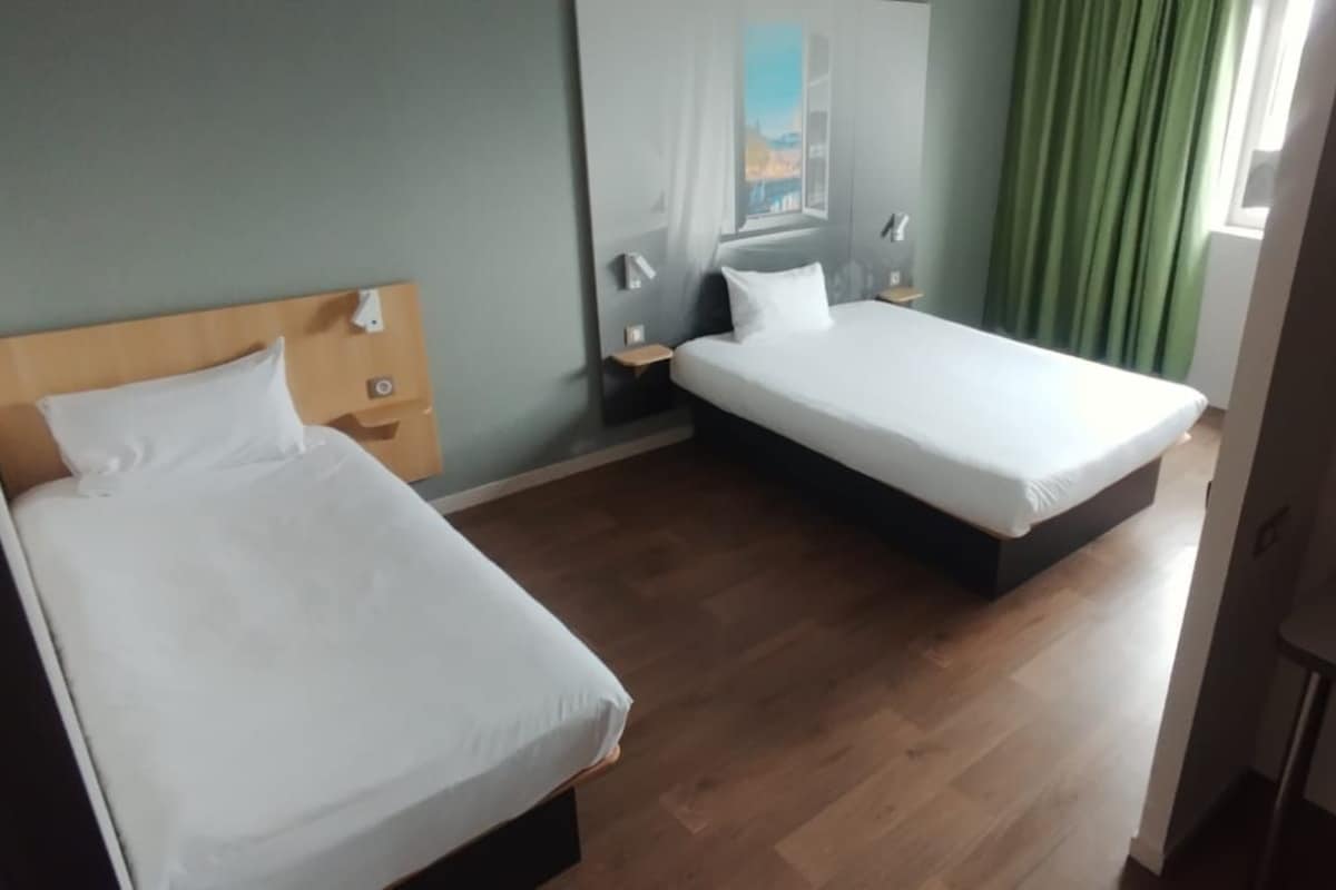 Habitación triple, accesible para personas con discapacidad, no fumadores | Escritorio, espacio para trabajar con un portátil, cortinas opacas