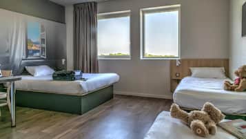 Escritorio, espacio para trabajar con laptop y cortinas blackout