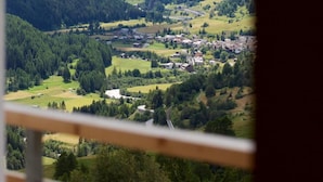 Un paysage de montagne avec une vallée et une petite ville.
