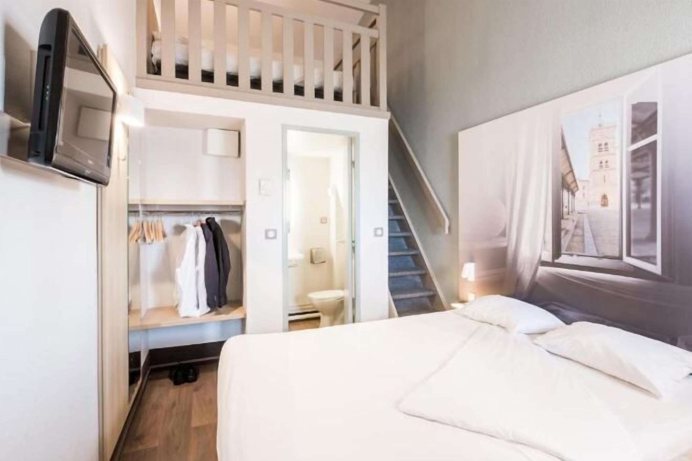 Desk, soundproofing, free WiFi, bed sheets