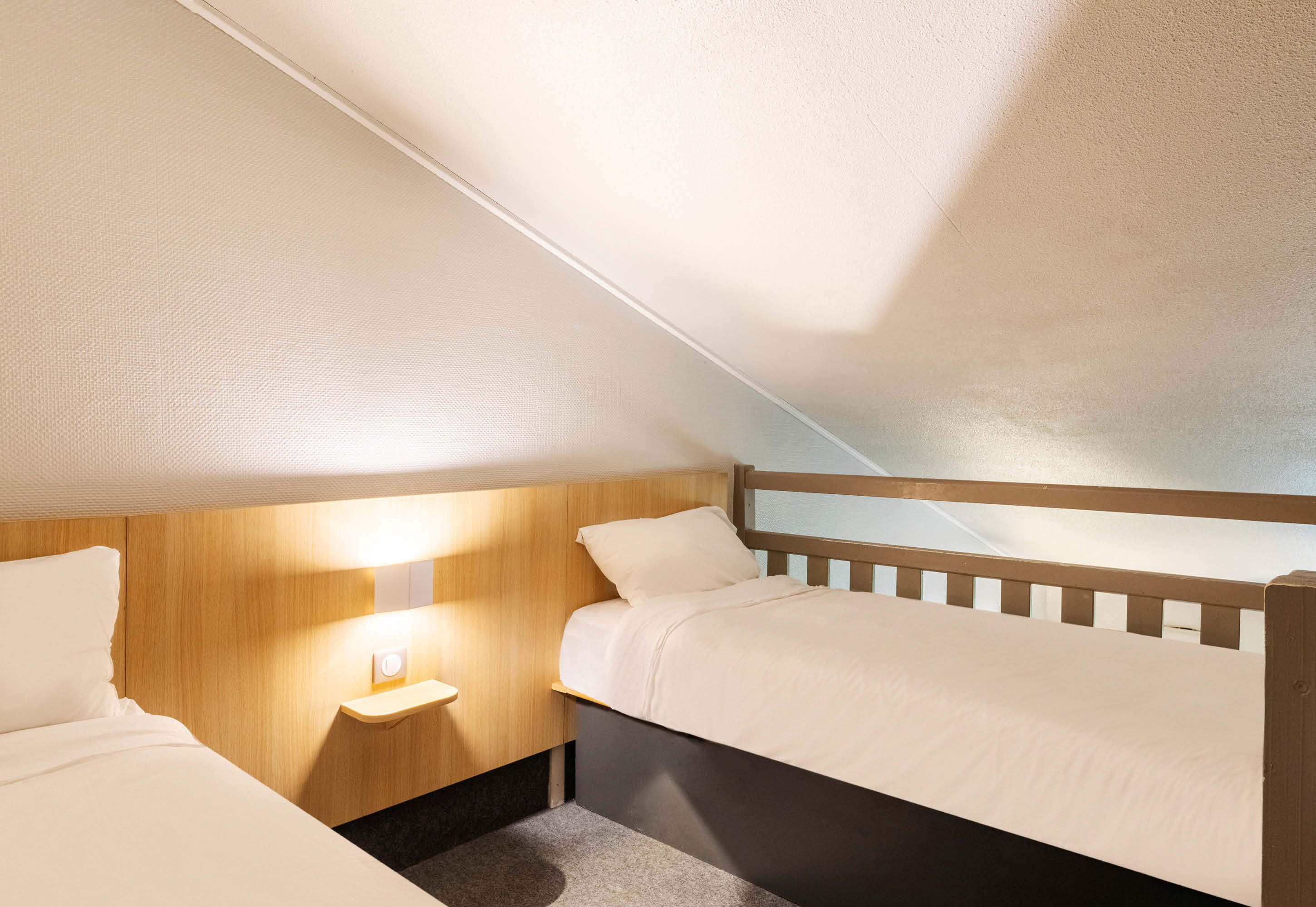 desk, soundproofing, free wifi, bed sheets