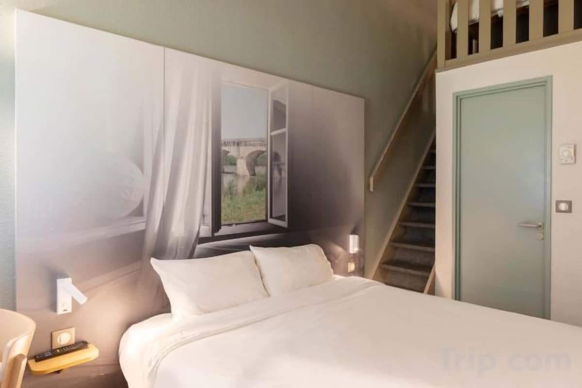 Escritorio, sistema de insonorización, wifi gratis y ropa de cama