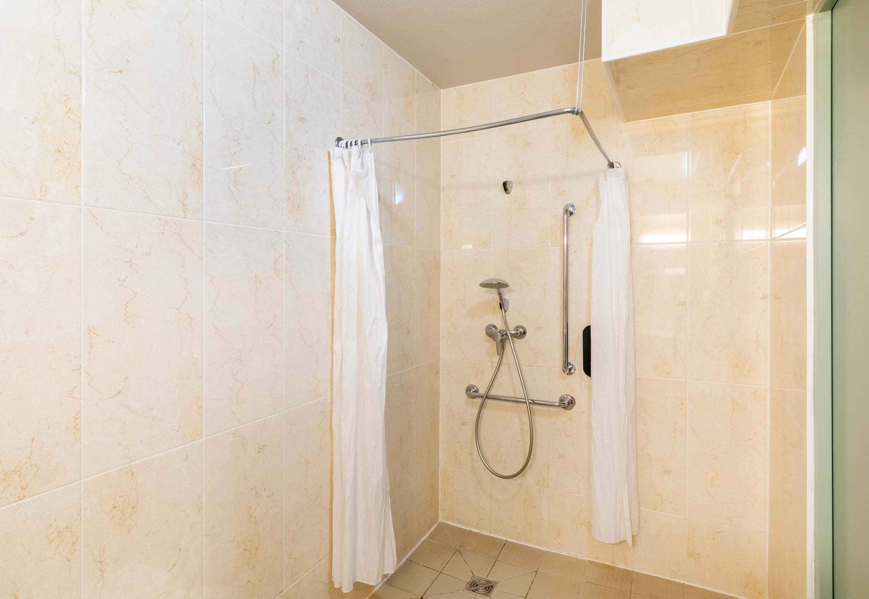 double room, accessible, non smoking | bathroom | shower, towels