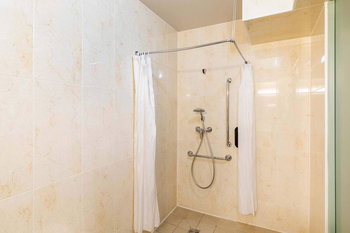 double room, accessible, non smoking | bathroom | shower, towels