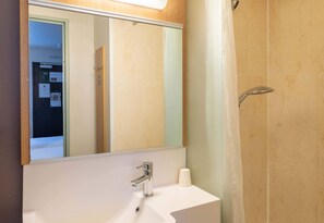 Shower, towels - B&B HOTEL Agen (Agen)