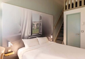 Desk, soundproofing, free WiFi, bed sheets