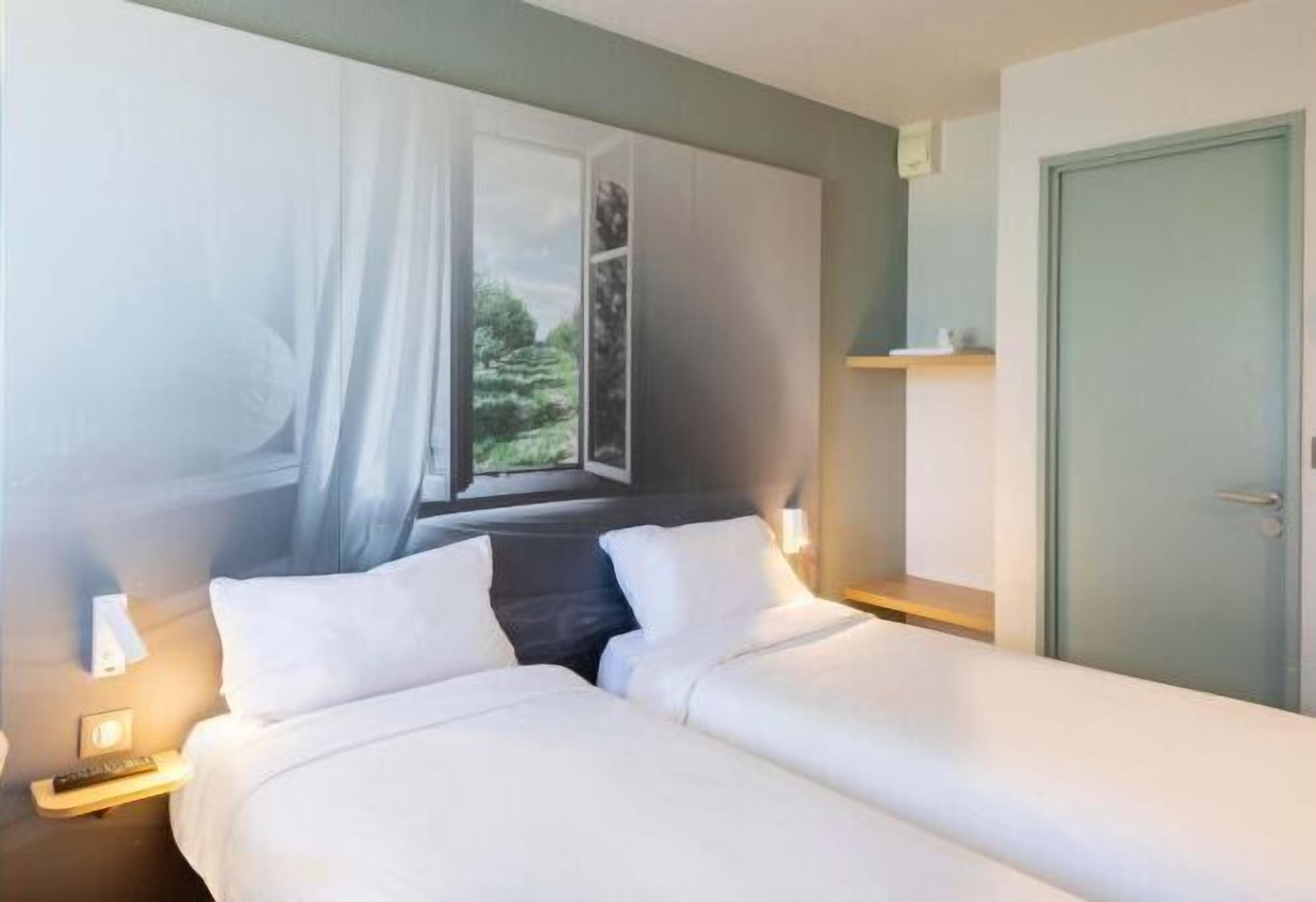 Desk, soundproofing, free WiFi, bed sheets