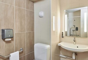 Tweepersoonskamer, toegankelijk voor mindervaliden, niet-roken | Badkamer | Een douche, een haardroger, handdoeken
