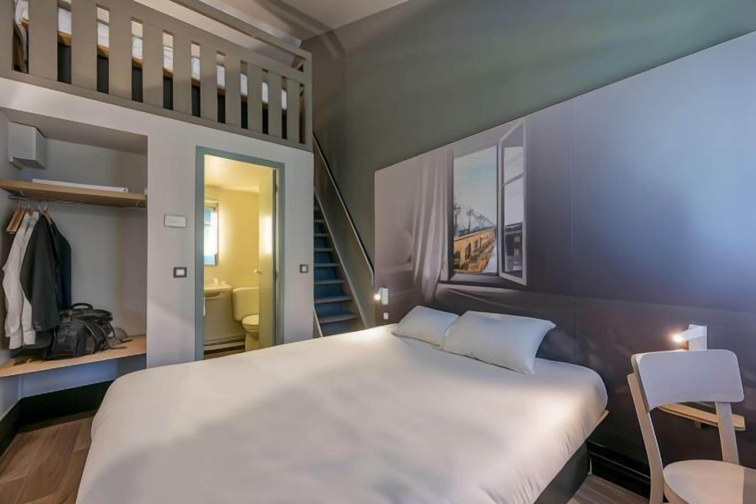 Desk, soundproofing, free WiFi, bed sheets