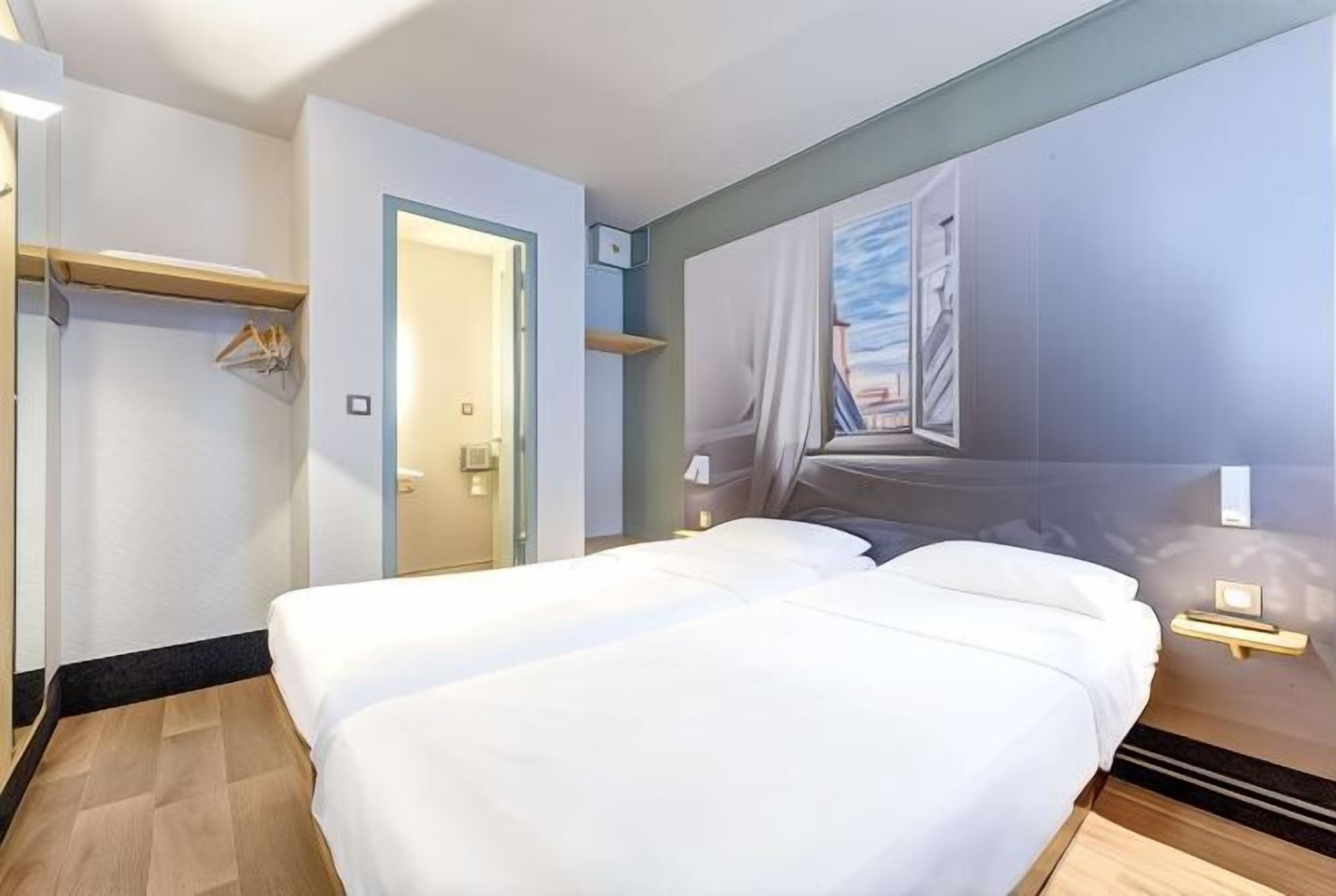 Desk, soundproofing, free WiFi, bed sheets