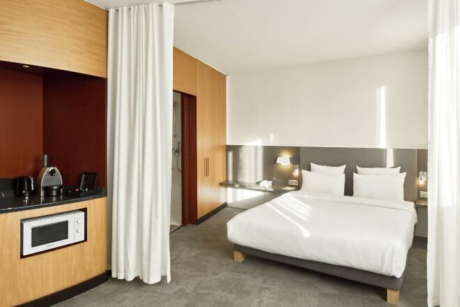 Escritorio, sistema de insonorización, wifi gratis y ropa de cama
