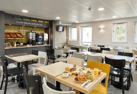 Daily buffet breakfast for a fee. B&B HOTEL Paris Nord Villepinte
