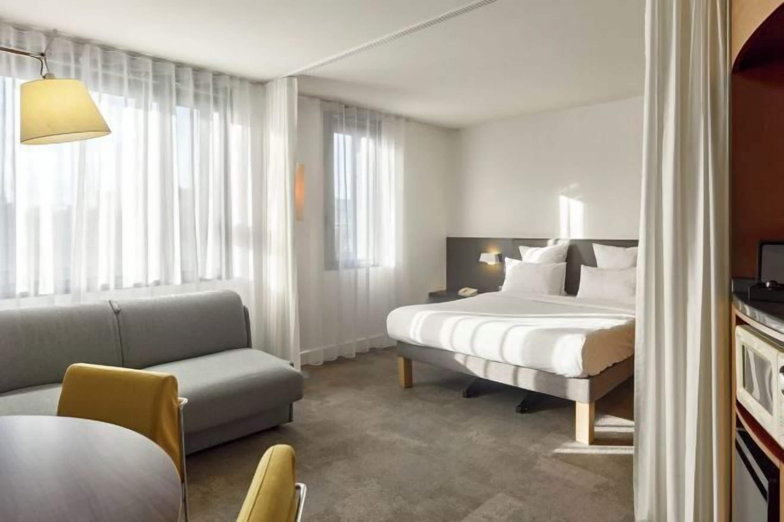 Escritorio, sistema de insonorización, wifi gratis y ropa de cama