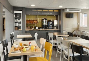 Daily buffet breakfast for a fee - B&B HOTEL Paris Nord Villepinte (Villepinte)