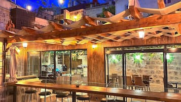 Rooftop bar, al fresco dining, open daily
