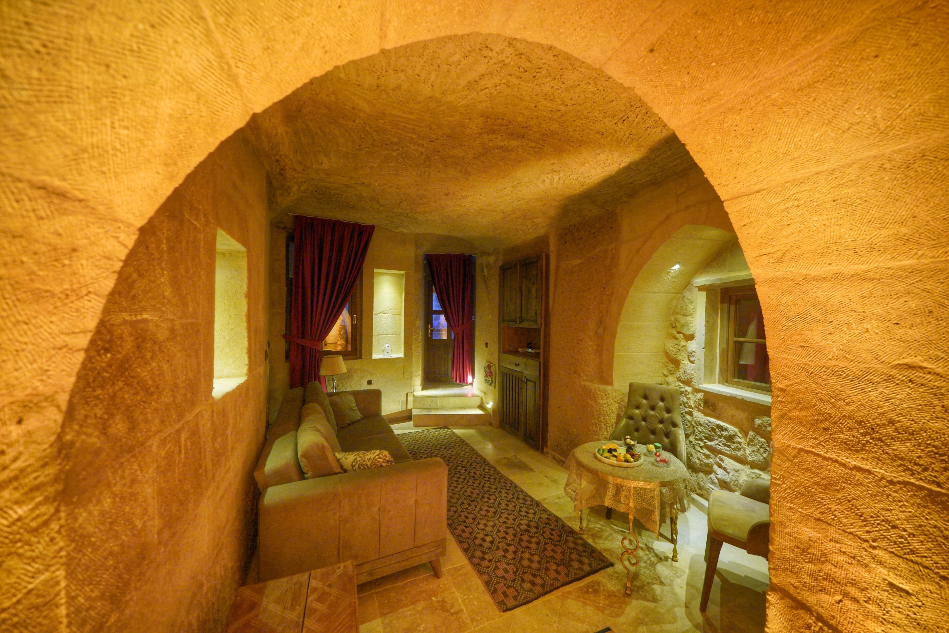 family cave suite | living area